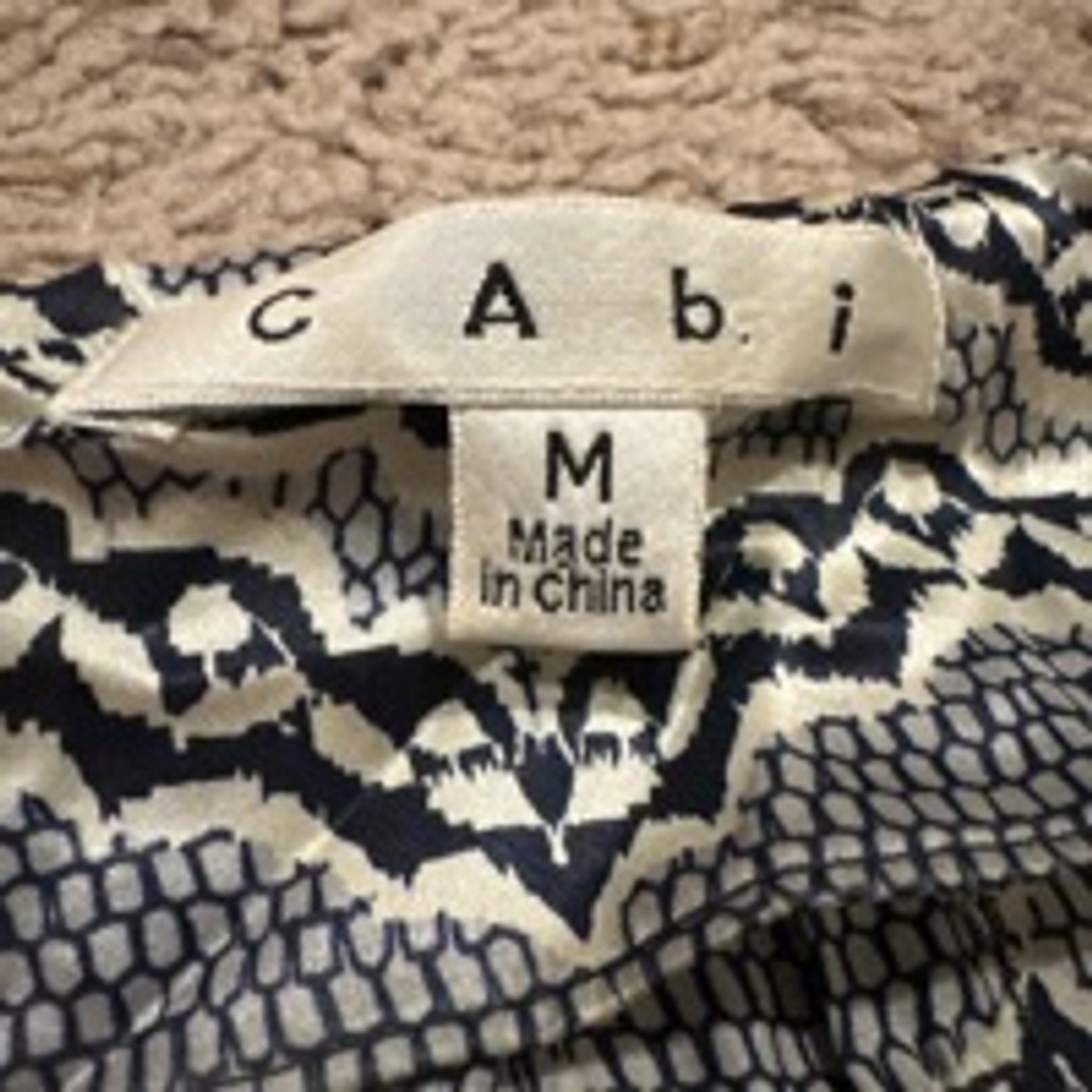 Women's Cabi Chantilly Silk Snakeskin Print Tunic Size M Blue Gray 817 - Picture 3 of 8